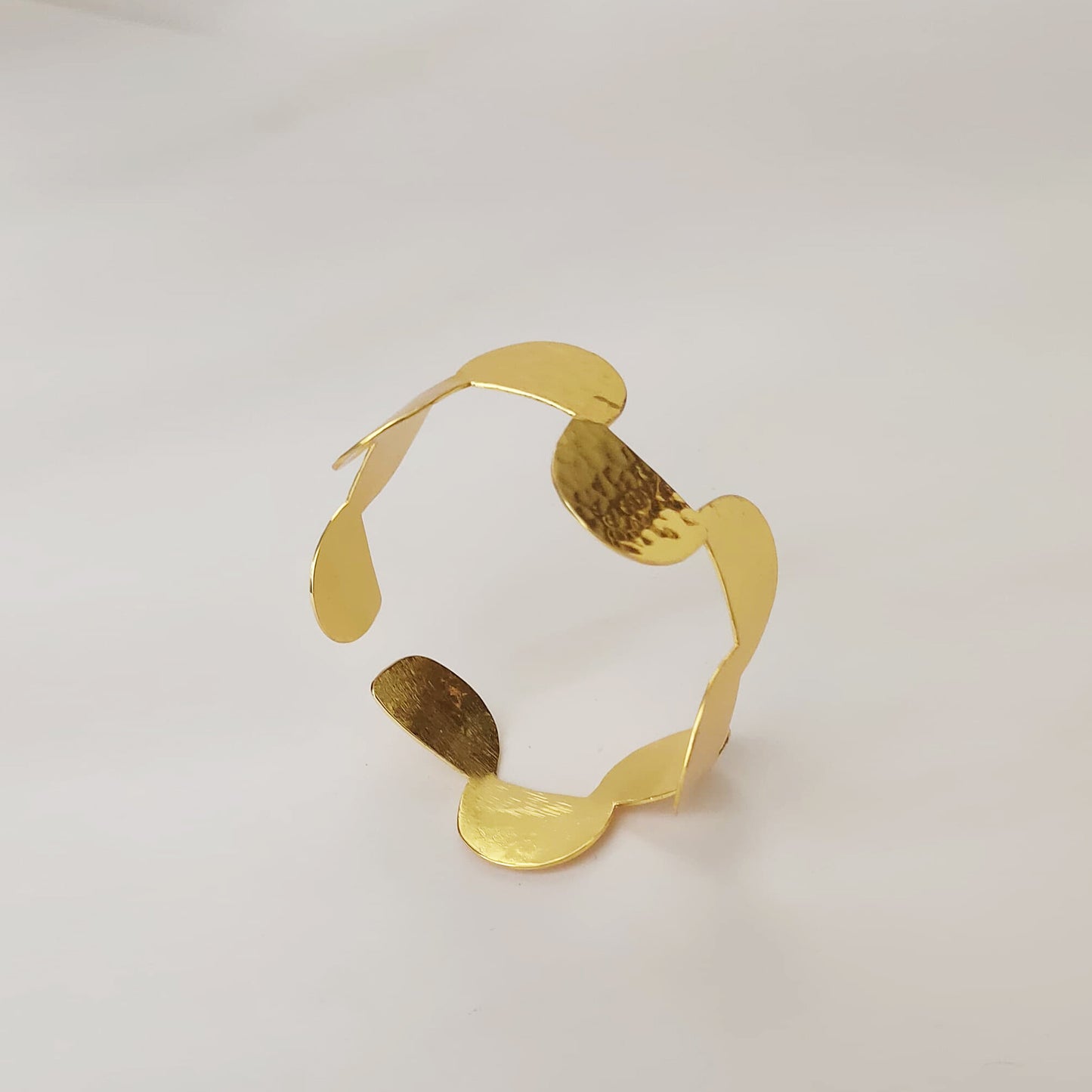 Soleil Arcs Hammered Handcuff